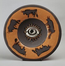 Round Plate with an Eye and Bulls Round Plate with an Eye and Bulls
