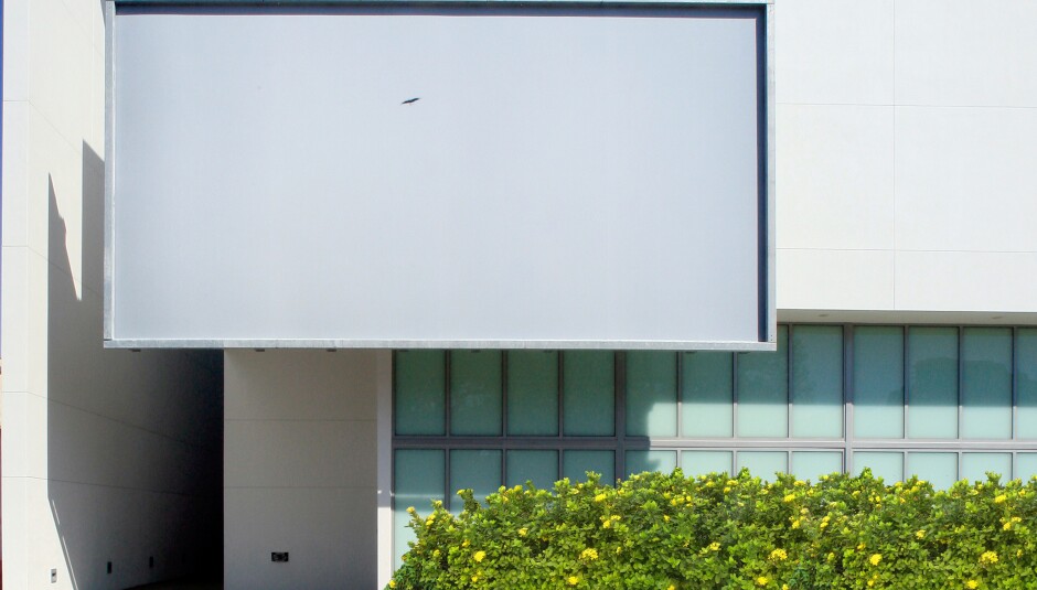 de la Cruz Collection, Exterior
