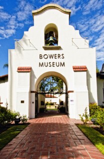 Bowers_Museum_Entrance_2011-11-11.jpg Bowers_Museum_Entrance_2011-11-11.jpg