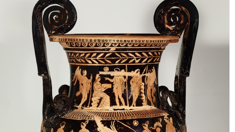 Apulischer Volumenkrater, Medea empfängt die Argonauten (Hals) und Kampf gegen die Chimaira (Bauch)Ton, 4. Jh. Chr., Unterwelt-MalerAntikensammlung, Staatliche Museen zu Berlin, Inv. F 3258© Staatliche Museen zu Be (Dangerous Perfection – Ancient Funerary Vases from Apulia)